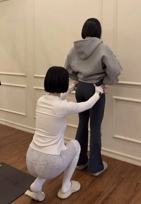 개인레슨 상담에서 강사가 회원의 서 있는 자세를 확인하는 장면
